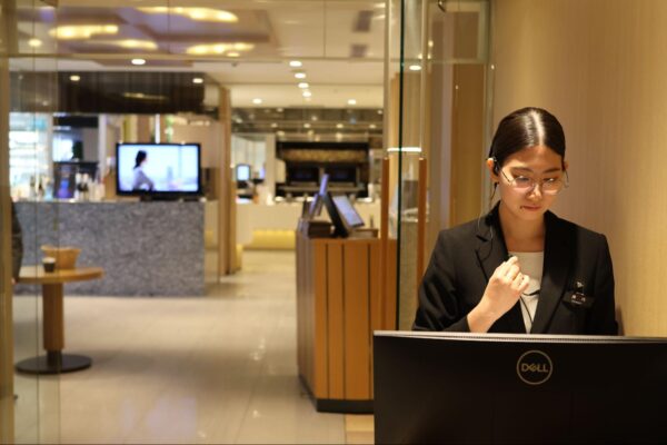 団体のお客様対応からドリンクオーダーまで、全員に音声で即共有